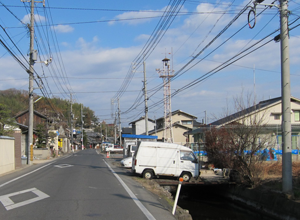 船穂橋付近の高瀬通し　橋の上に車が駐車している