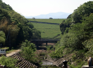 満濃池を堰き止める土堰堤