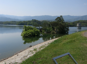満濃池　写真中央あたりに見える島が護摩焚岩