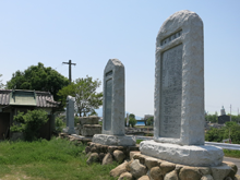 飛渡神社境内裏の３つの碑　手前から水深川静、仁池改修工事竣工記念碑、仁池分水池改修工事竣工記