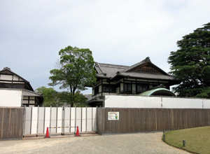 工事中の商工奨励館　大禹謨碑はこの内庭にある