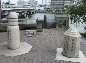 源助柱記念碑と深田技師殉難記念碑