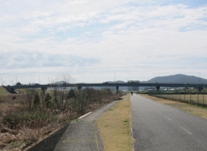 百間川の河川敷を沖田神社へと向かう